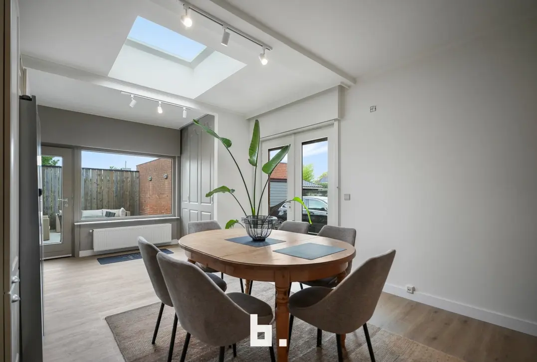 Ruime halfopen bebouwing met 4 slaapkamers, oprit en dubbele garage. - Wevelgem