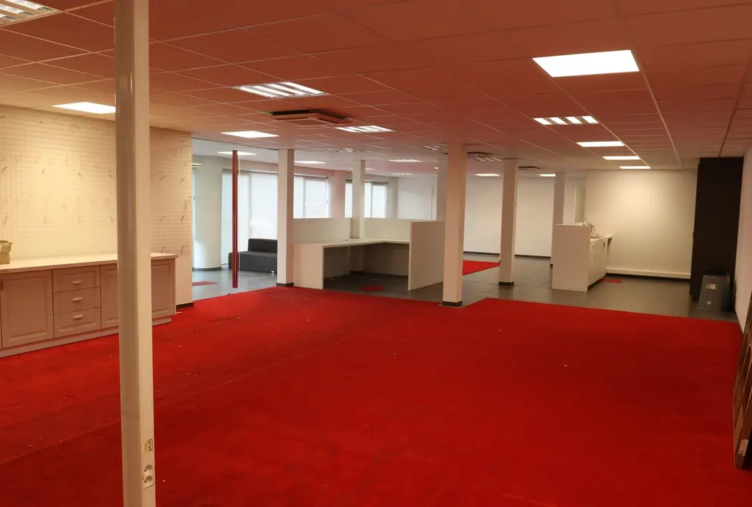 Ruim magazijn met kantoren – Circa 3.021 m² - Marke