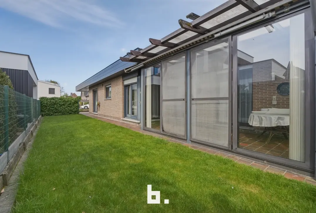 Ruime gelijkvloerse villa op 757 m² met dubbele garage en zonnige tuin - Roeselare
