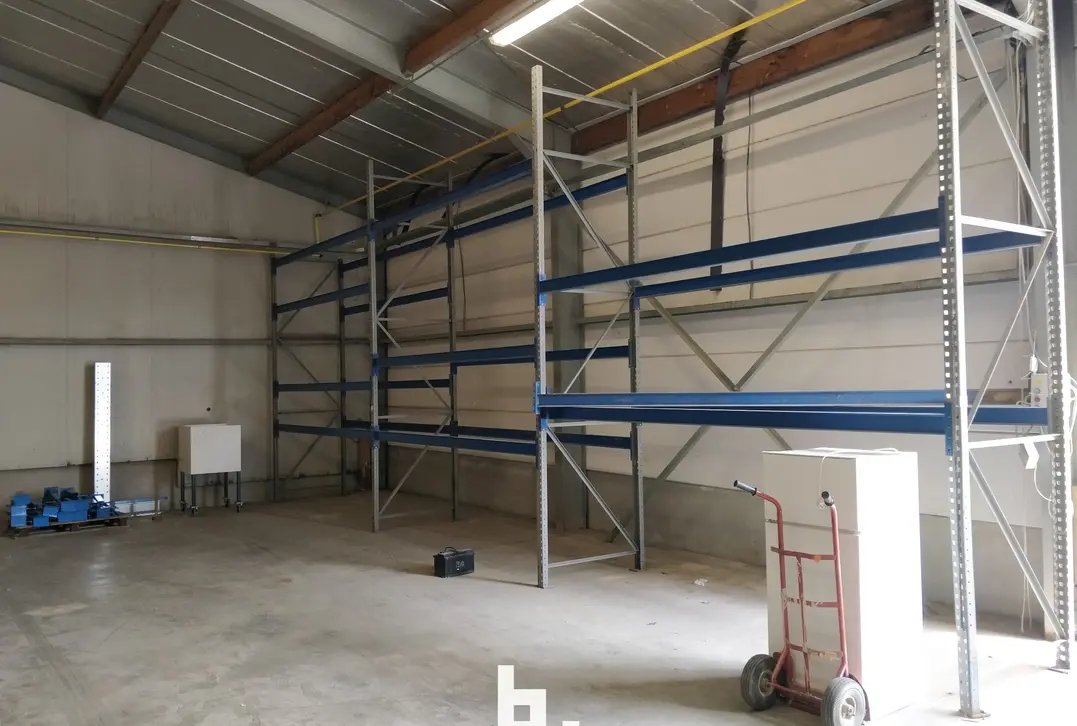 Industriehal met kantoor te Wellen - Wellen