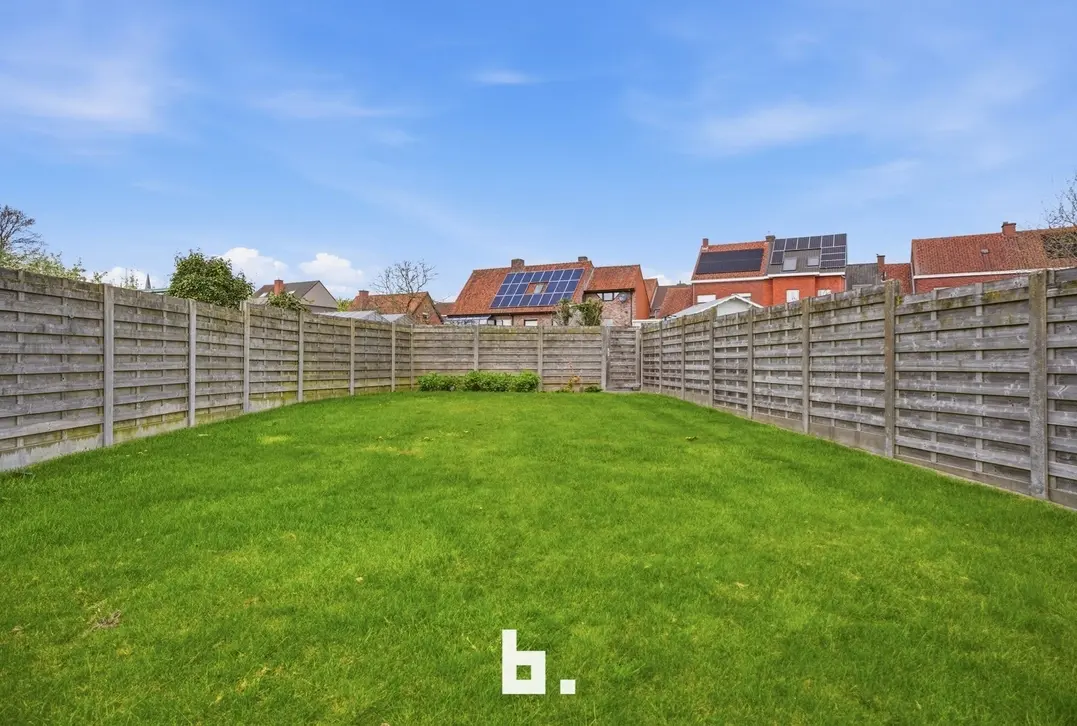 Charmante halfopen bebouwing met 4 slaapkamers, veranda en ruime tuin in Hooglede - Hooglede