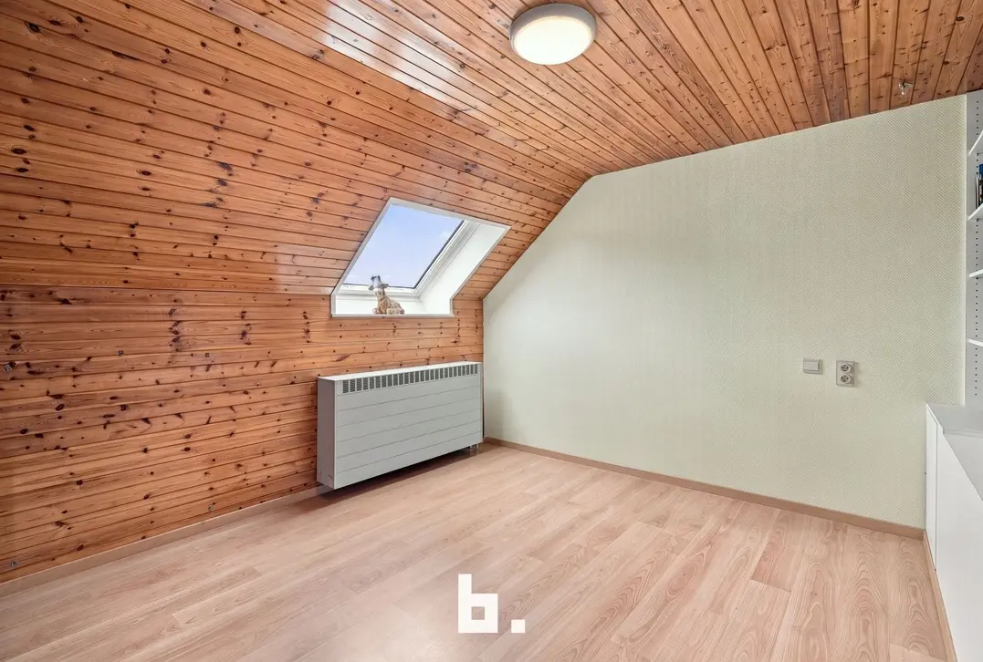 Halfopen woning met 4 slaapkamers en zeer ruime tuin te Staden. - Staden