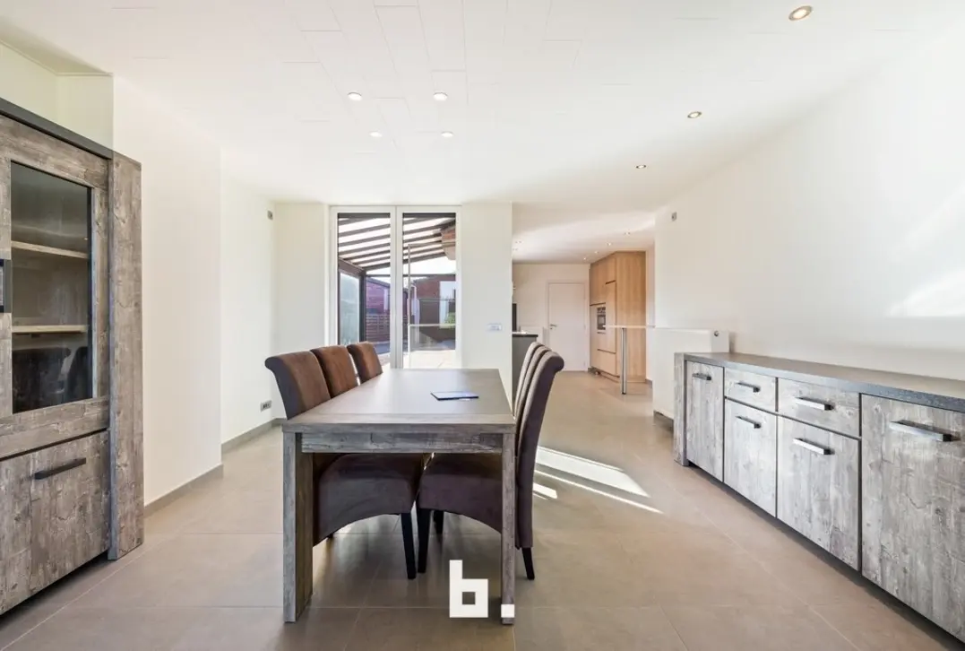 Ruime halfopen bebouwing met loods van 165 m² op 560 m² in Oostrozebeke - Oostrozebeke