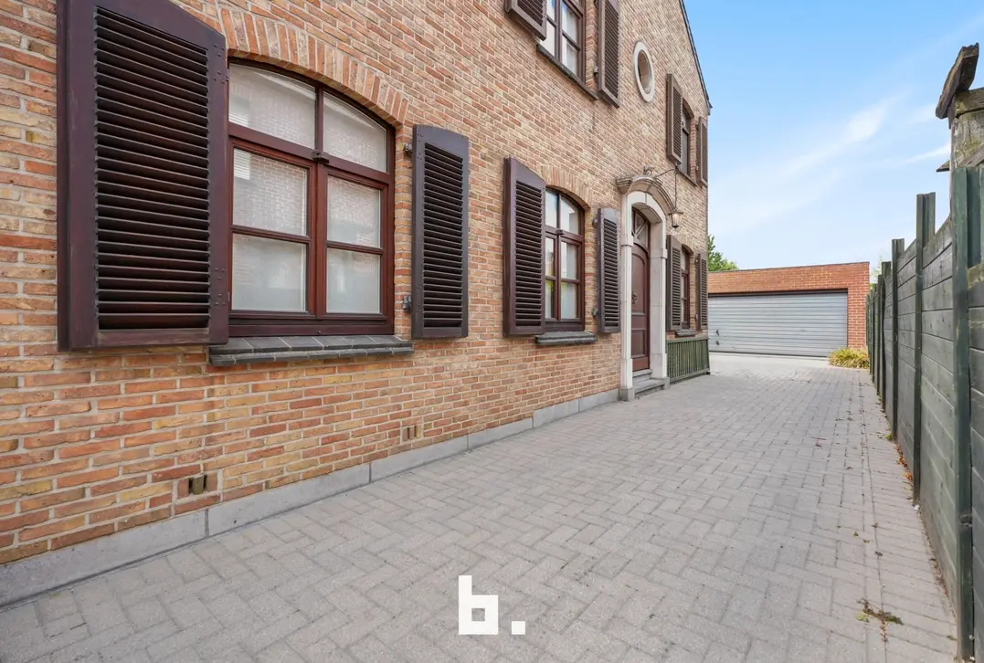 Ruime halfopen bebouwing met 4 slaapkamers, oprit en dubbele garage. - Wevelgem