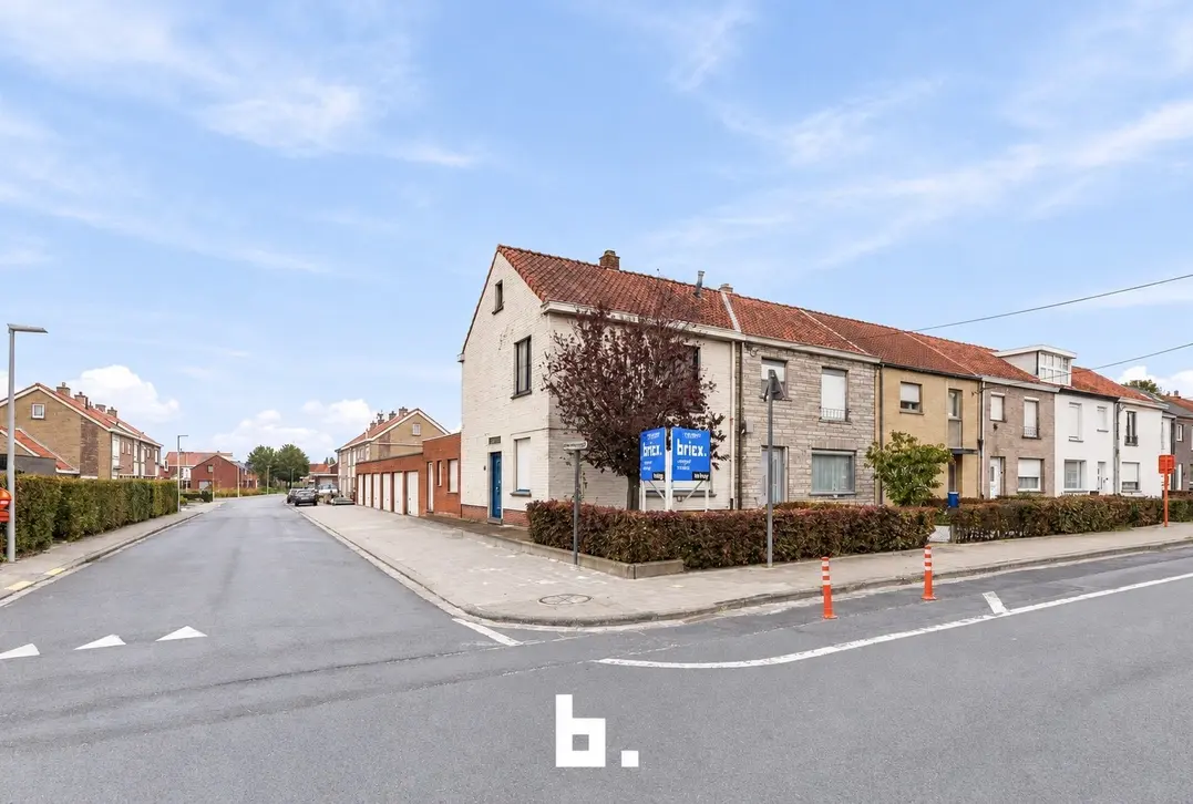 Halfopen woning met 3 slaapkamers, garage en 5 extra garages nabij het Sterrebos - Roeselare