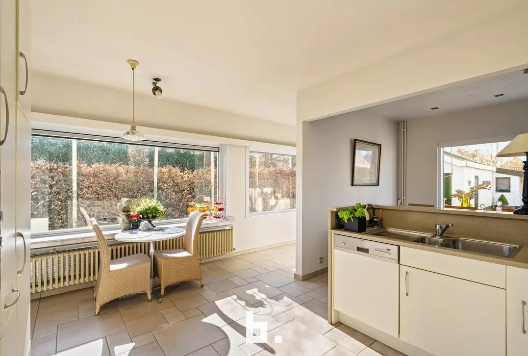 Mooie laagbouwvilla met zonnige tuin, dubbele garage en bijgebouw - Jabbeke