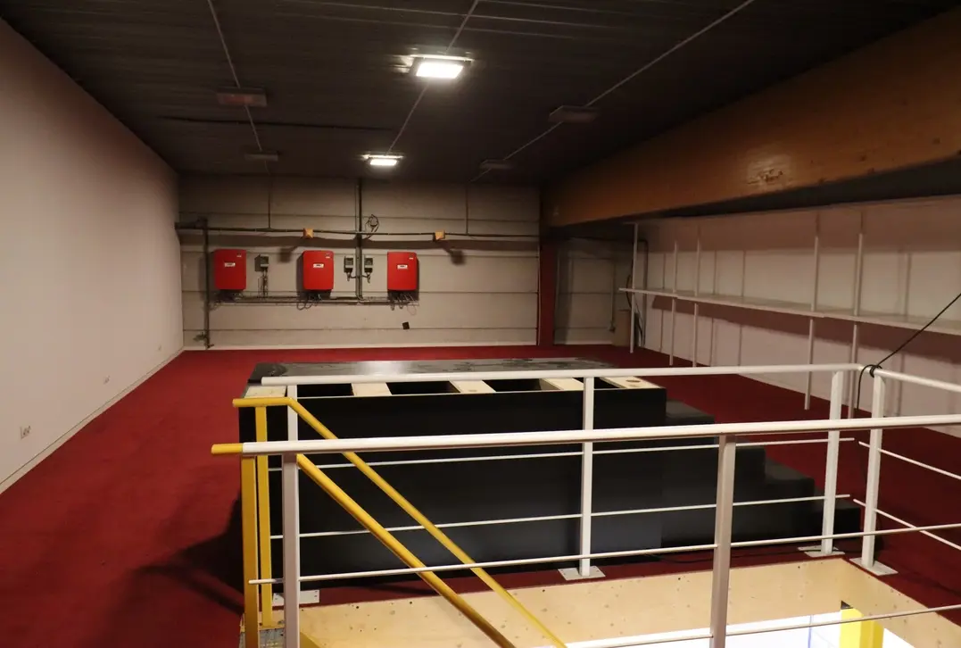 Ruim magazijn met kantoren – Circa 3.021 m² - Marke