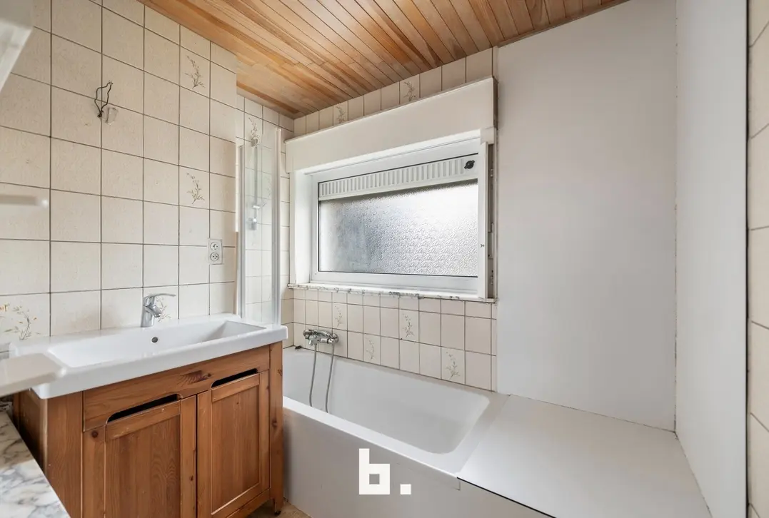 Karaktervolle renovatiewoning met ruime oprit in Kuurne - Kuurne