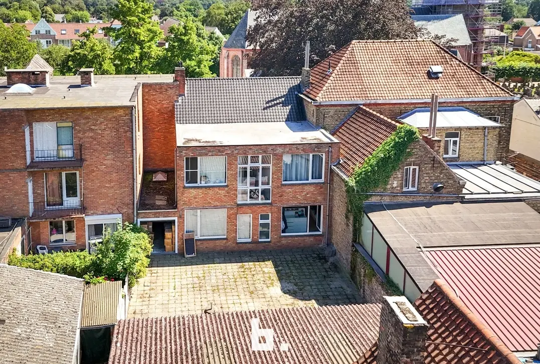 Opbrengsteigendom bestaande uit appartement en handels gelijkvloers. - Jabbeke
