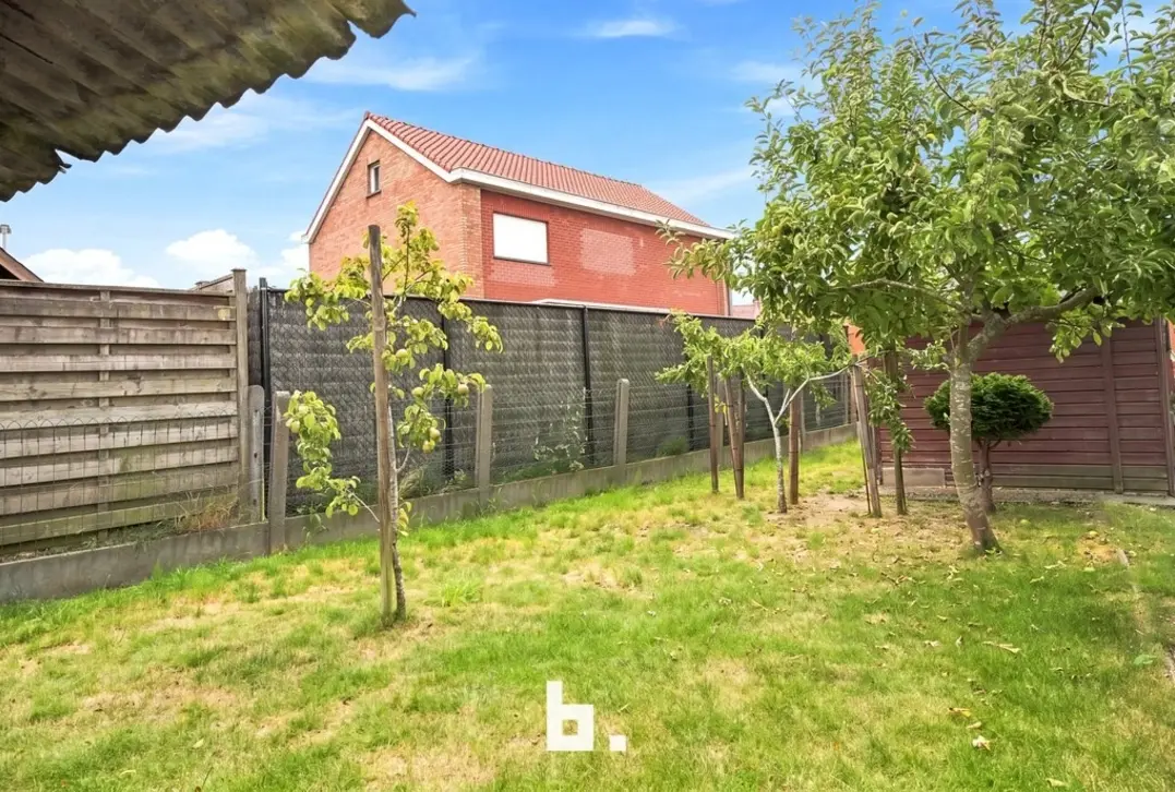 Te renoveren halfopen bebouwing met 3 garages op een perceel van 668 m² - Roeselare