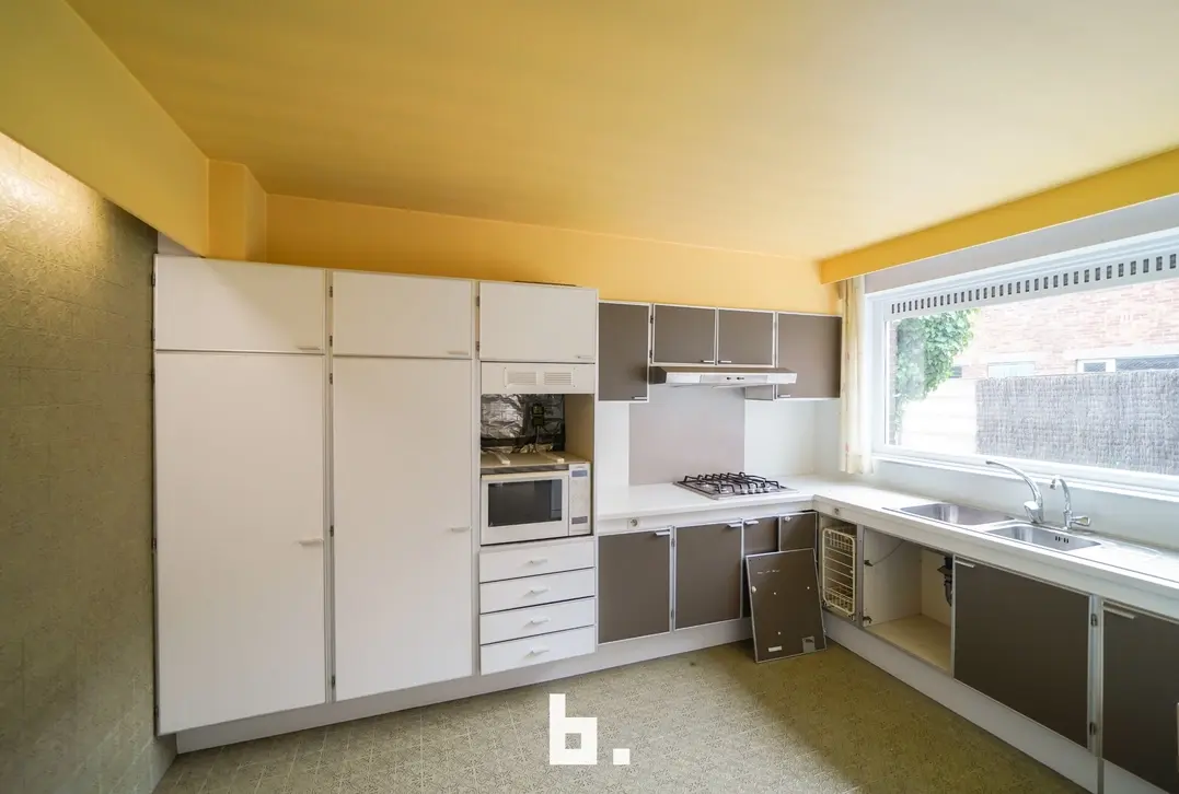 Zeer ruime halfopen woning met meerdere garages en tuin - Tielt