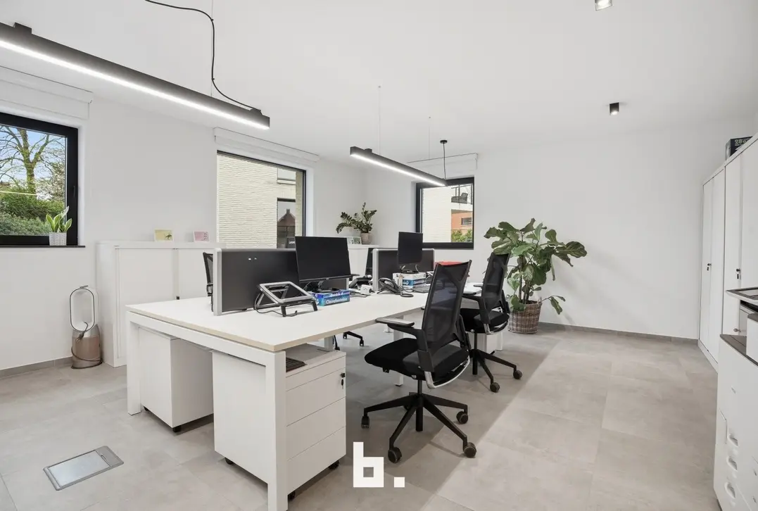 Instapklaar en lichtrijk handelspand van ca. 252 m² op strategische topligging in Rumbeke - Roeselare