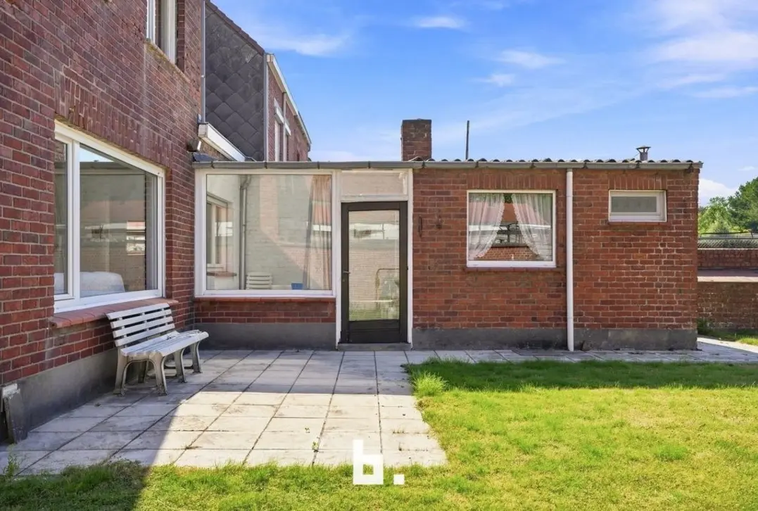 Ruime woning met grote tuin en bouwgrond - Roeselare