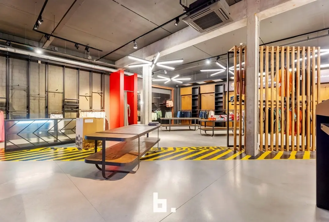 Winkelruimte van 592 m² met een ideale locatie in het hart van Roeselare! - Roeselare