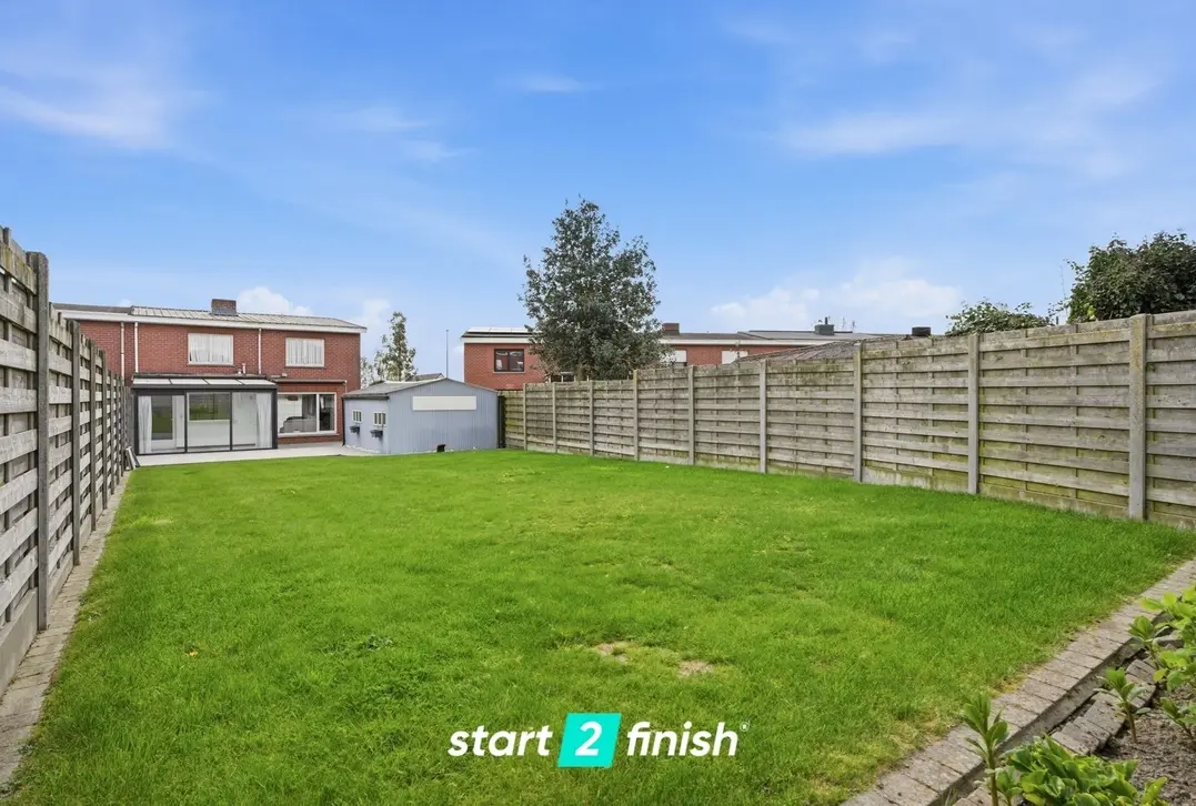 Charmante halfopen bebouwing met 4 slaapkamers, veranda en ruime tuin in Hooglede - Hooglede