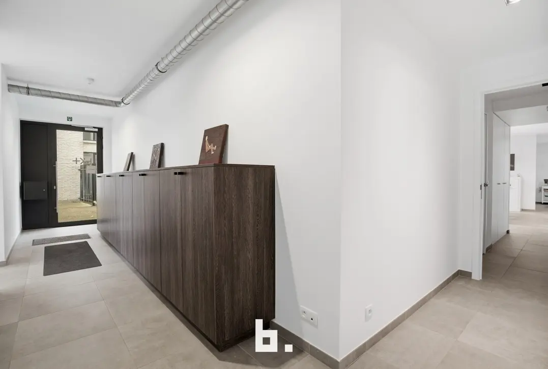 Instapklaar en lichtrijk handelspand van ca. 252 m² op strategische topligging in Rumbeke - Roeselare