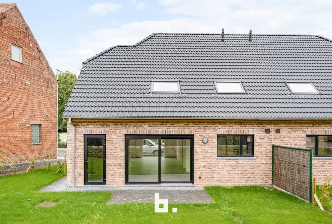 Ruime nieuwbouwwoning met 4 slaapkamers, garage en mooi afgewerkte tuin - Roeselare