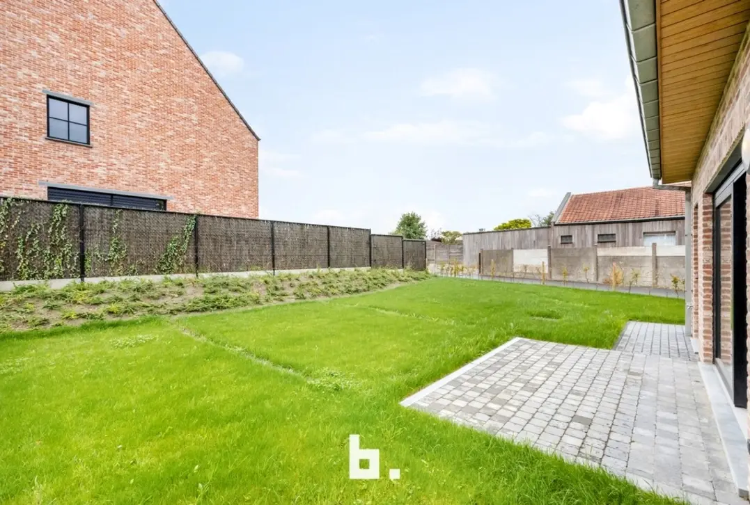 Ruime nieuwbouwwoning met 4 slaapkamers, garage en mooi afgewerkte tuin - Roeselare