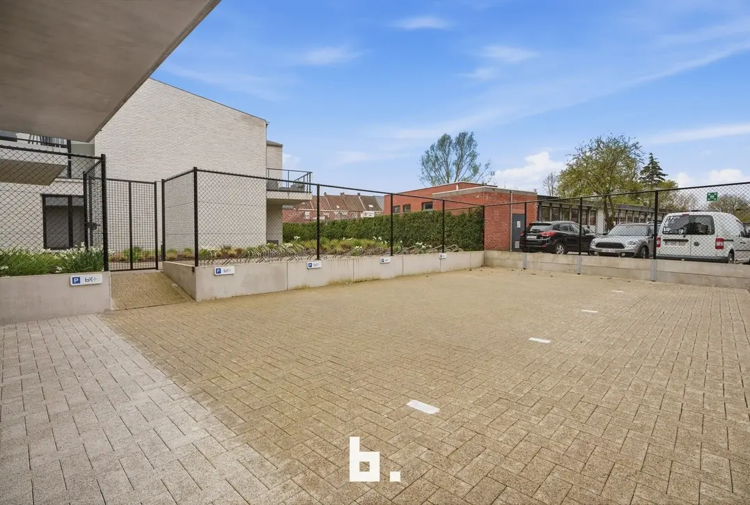Instapklaar en lichtrijk handelspand van ca. 252 m² op strategische topligging in Rumbeke - Roeselare