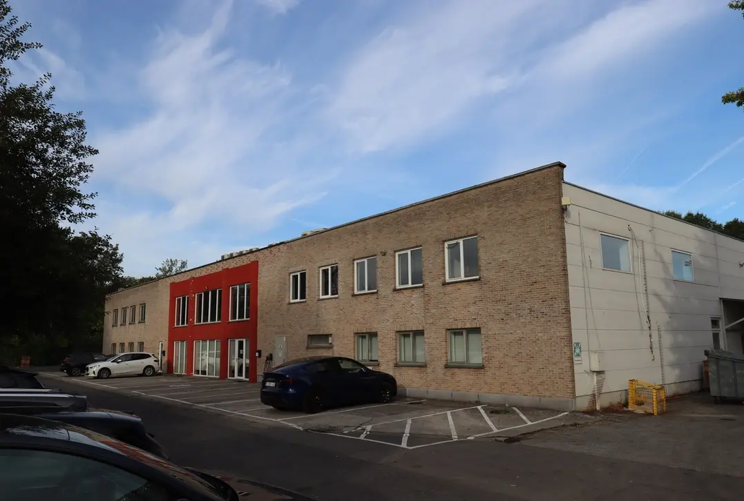 Ruim magazijn met kantoren – Circa 3.021 m² - Marke