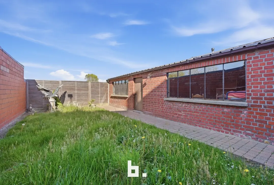 Te renoveren woning met garage en potentieel op centrale ligging in Staden - Staden