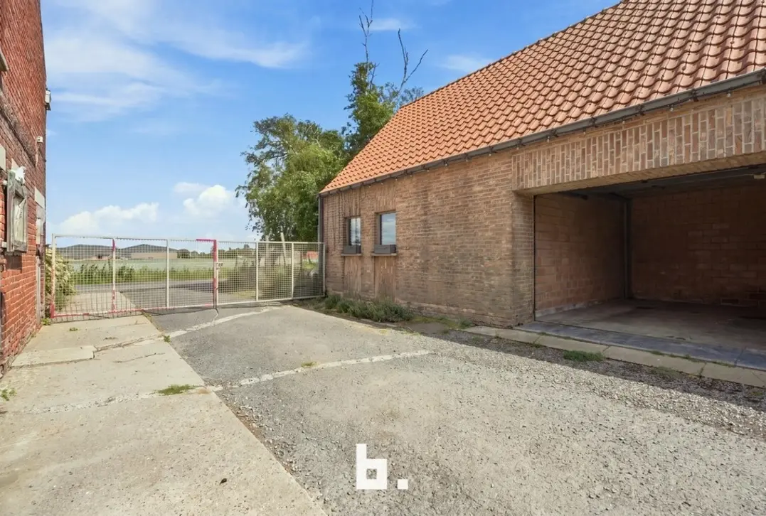 Prachtig gelegen hoeve met bijgebouwen op circa 1,85 hectare - Staden