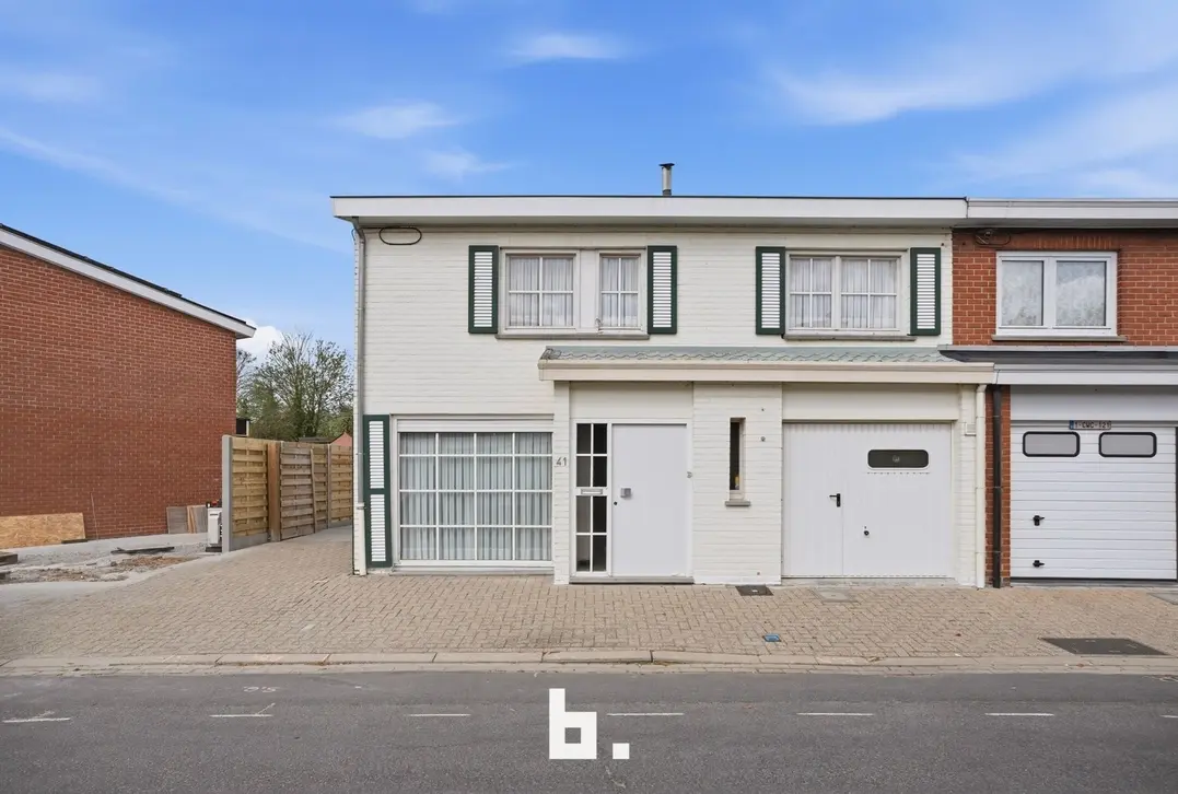 Charmante halfopen bebouwing met 4 slaapkamers, veranda en ruime tuin in Hooglede - Hooglede
