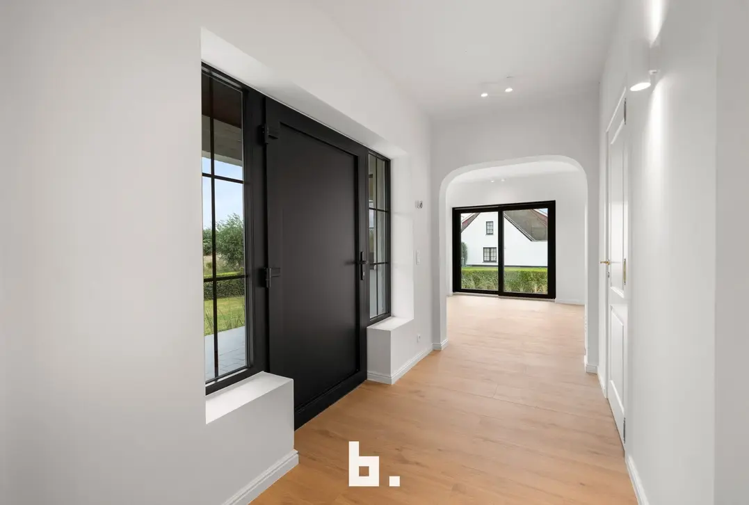 Een karaktervolle villa in uitgesproken cottagestijl, waar authentieke architectuur en hedendaags wooncomfort harmonieus samenkomen. De woning wordt omgeven doo - Oostkerke