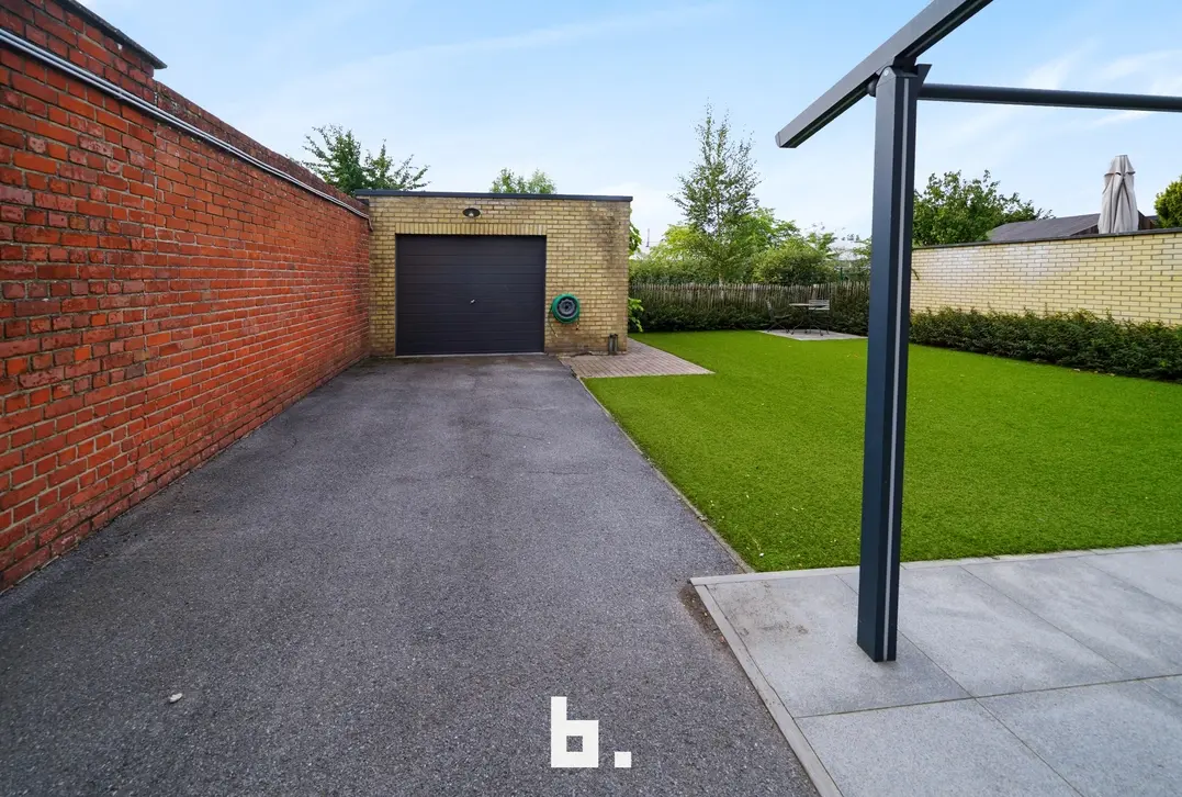 Halfopen woning met garage en tuin in Sint-Andries - Sint-Andries