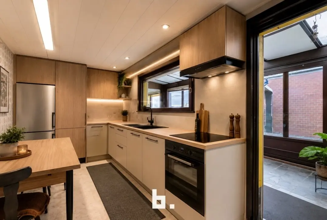 Te renoveren halfopen bebouwing met 3 garages op een perceel van 668 m² - Roeselare