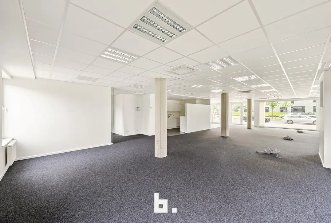 Ruim handelspand/kantoorruimte met 7 parkeerplaatsen op toplocatie in Roeselare - Roeselare