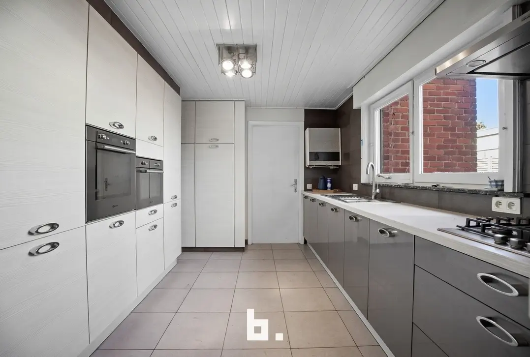 Charmante halfopen woning met tuin en carport in rustige straat-0 Kortrijk-€235.000