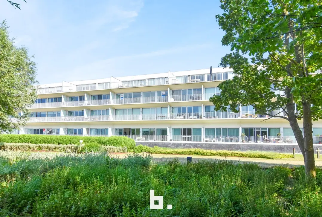 Ontdek dit uitzonderlijke appartement in Residentie Wellington Golf, een stijlvol en residentieel gebouw waar rust, elegantie en een unieke ligging ha