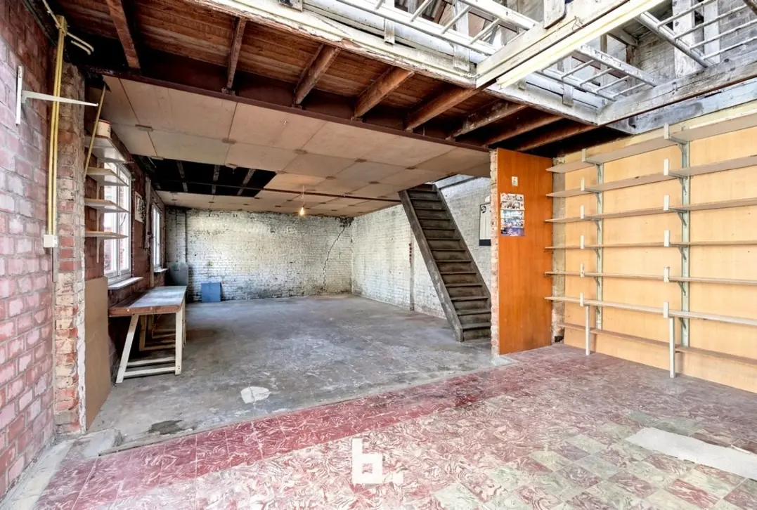 Verrassend ruime woning met 4 slaapkamers en een loods.  - Izegem
