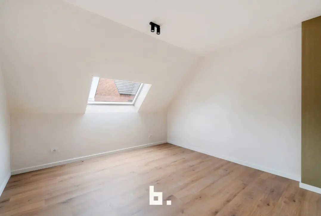 Ruime nieuwbouwwoning met 4 slaapkamers, garage en mooi afgewerkte tuin - Roeselare