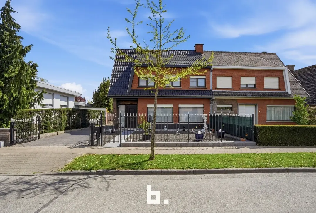 Ruime en veelzijdige woning met atelier op topligging in Izegem - Izegem