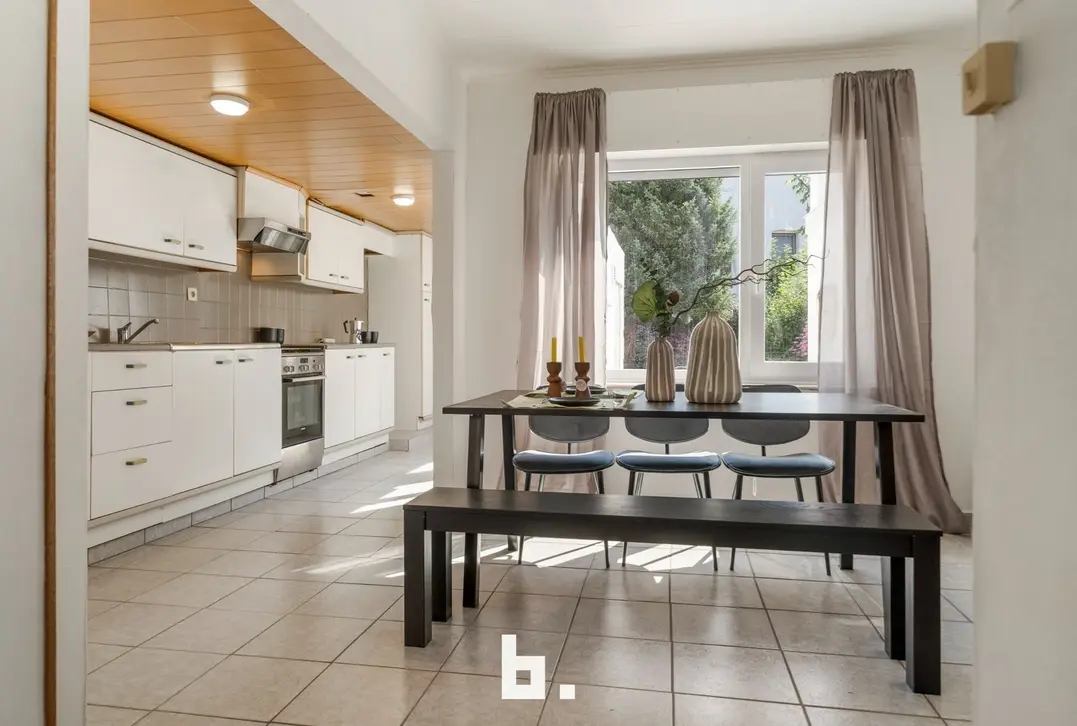 Karaktervolle halfopen gezinswoning met 3 slaapkamers, garage en zonnige tuin te Brugge - Brugge