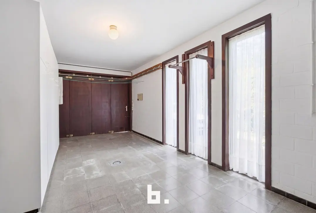 Ruime gelijkvloerse villa op 757 m² met dubbele garage en zonnige tuin - Roeselare