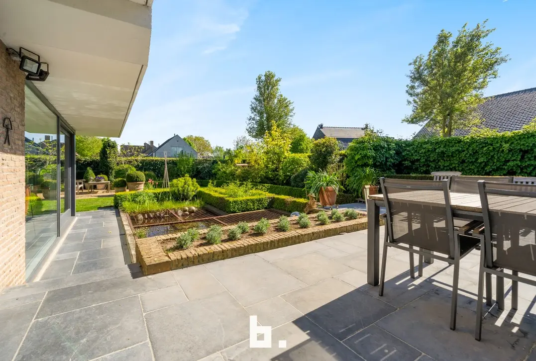 Discrete verkoop van uitzonderlijk grote villa - Varsenare