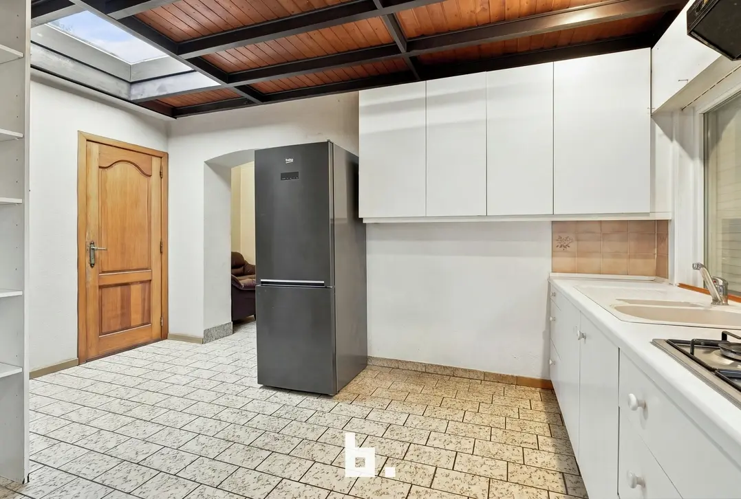 Halfopen woning met 3 slaapkamers, garage en 5 extra garages nabij het Sterrebos - Roeselare