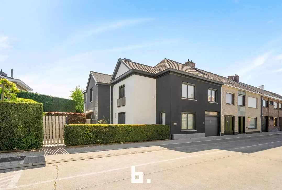 Stijlvolle gerenoveerde woning met 4 slaapkamers en garage op topligging! - Roeselare