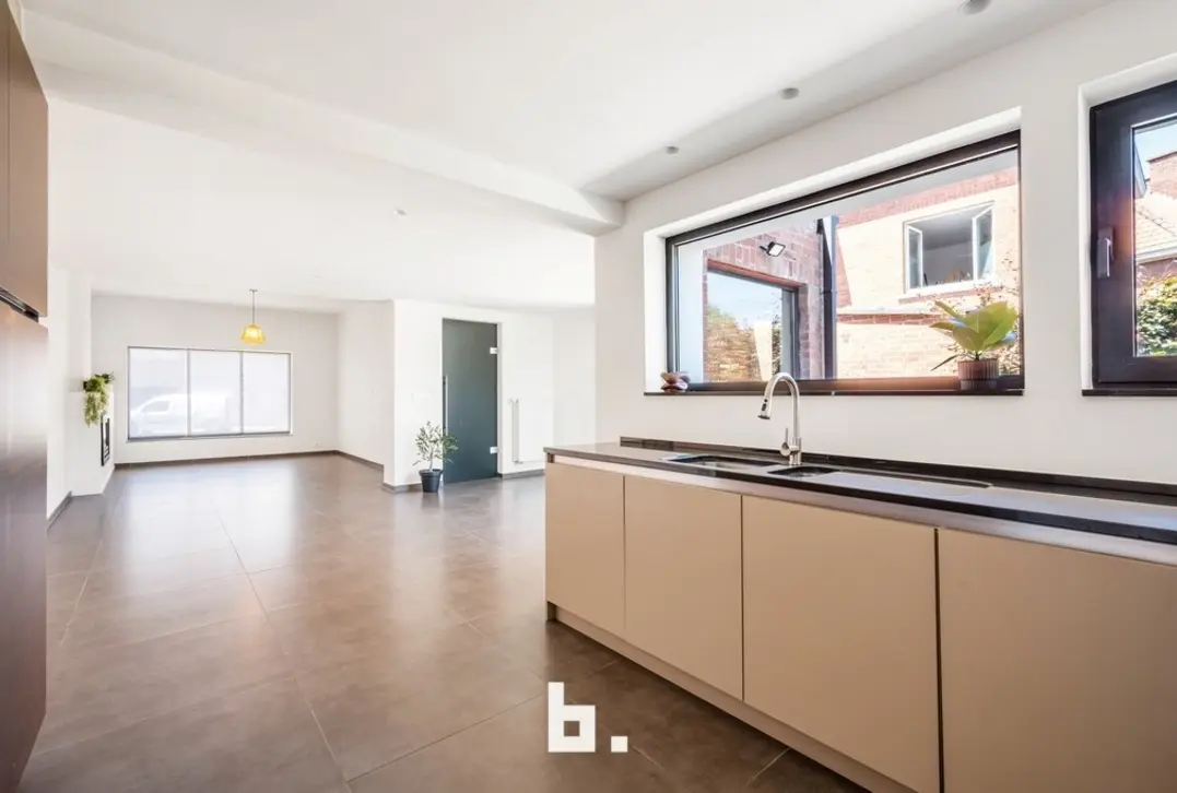 Instapklare halfopen bebouwing met 3 slaapkamers en garage! - Roeselare