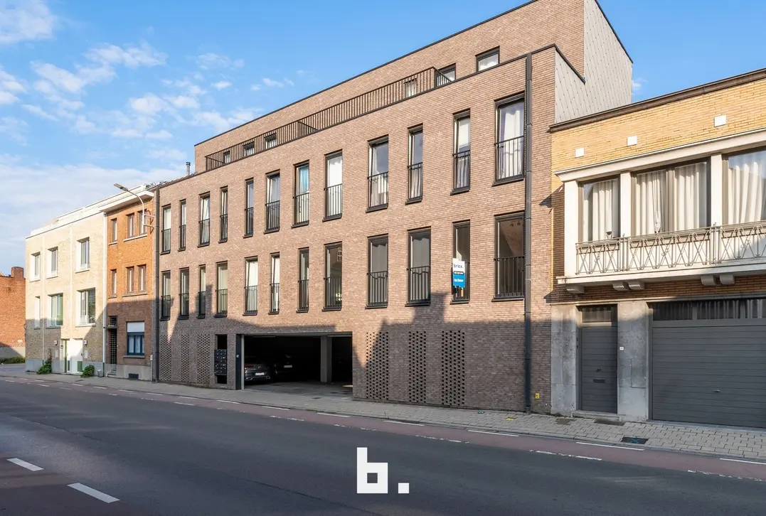  Interessante investering: 3 verhuurde studentenkamers met private badkamer op toplocatie in Kortrijk! - Kortrijk