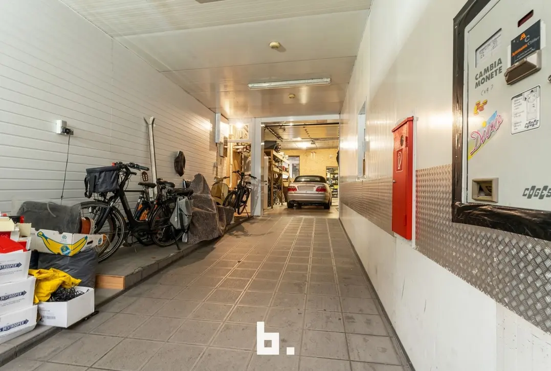 Unieke, polyvalente woning met handelsruimte, dubbele garage en atelier! - Kortrijk