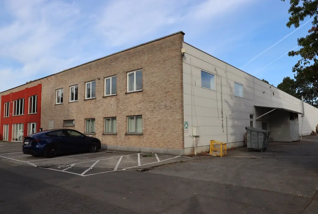 Ruim magazijn met kantoren – Circa 3.021 m² - Marke