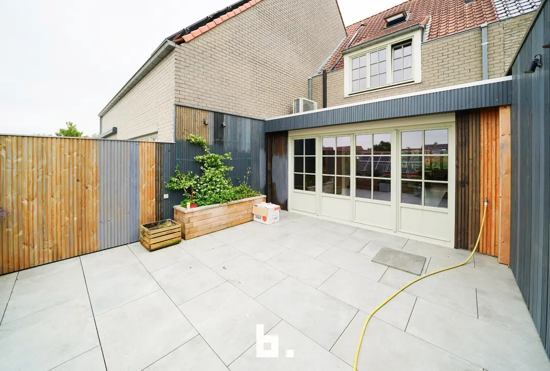Dit lichtrijke appartement is gelegen op een uitstekende locatie in het charmante Lissewege, op korte afstand van winkels, scholen, openbaar vervoer e