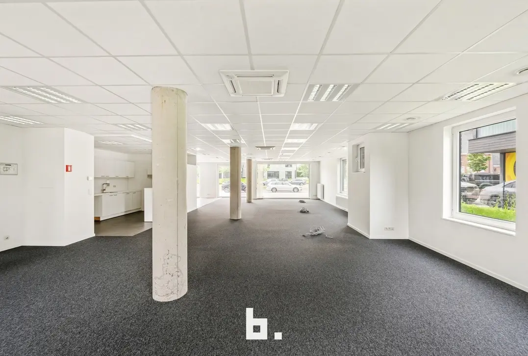Ruim handelspand/kantoorruimte met 7 parkeerplaatsen op toplocatie in Roeselare - Roeselare