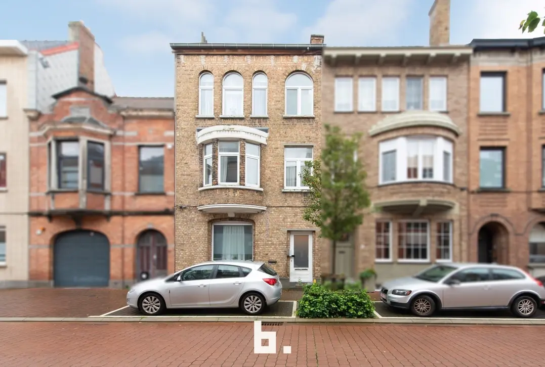 Opbrengsteigendom met drie 1 slaapkamer appartementen te centrum Oostende  - Oostende