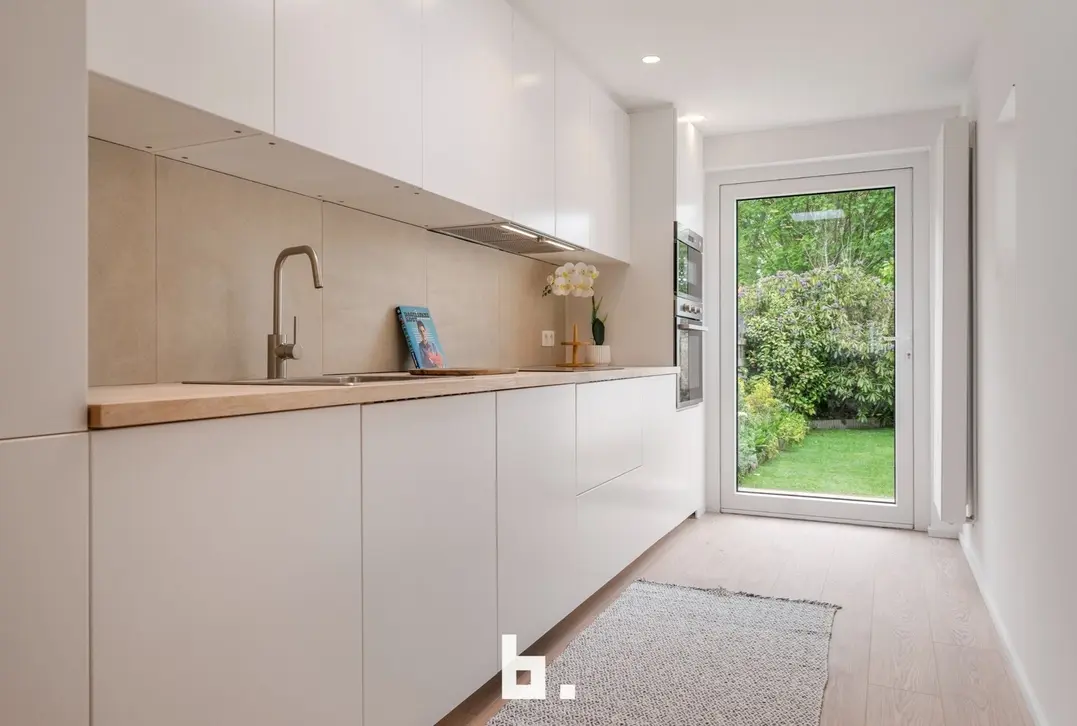 Deze gerenoveerde, instapklare en bijzonder knusse woning,  aan de rand van Brugge, in het gegeerde Sint-Jozef. Bij het betreden van de woning komt u 