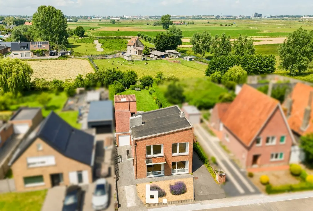 Deze charmante woning bevindt zich op een ruim en groen perceel in een rustige omgeving, waar u kunt genieten van de landelijke sfeer zonder in te boe